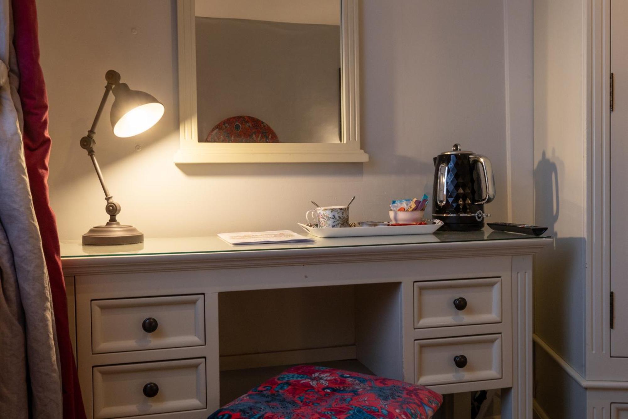 The Old Vicarage Hotel & Restaurant Bridgwater Esterno foto A dressing table