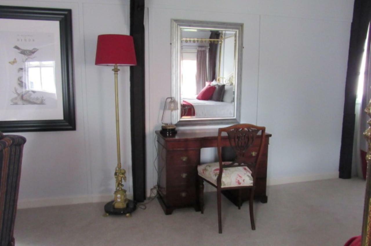 The Old Vicarage Hotel & Restaurant Bridgwater Esterno foto A dressing table