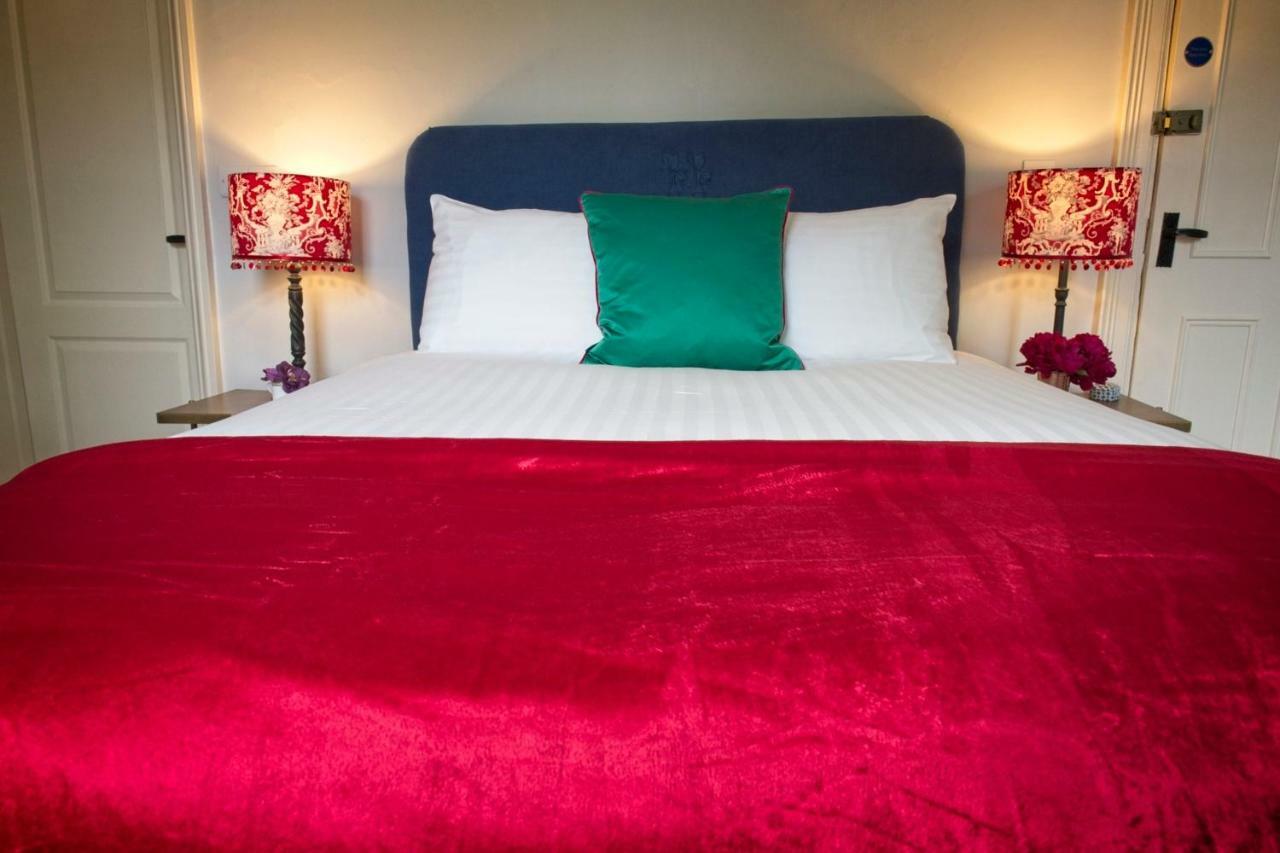 The Old Vicarage Hotel & Restaurant Bridgwater Esterno foto A bed with a red duvet