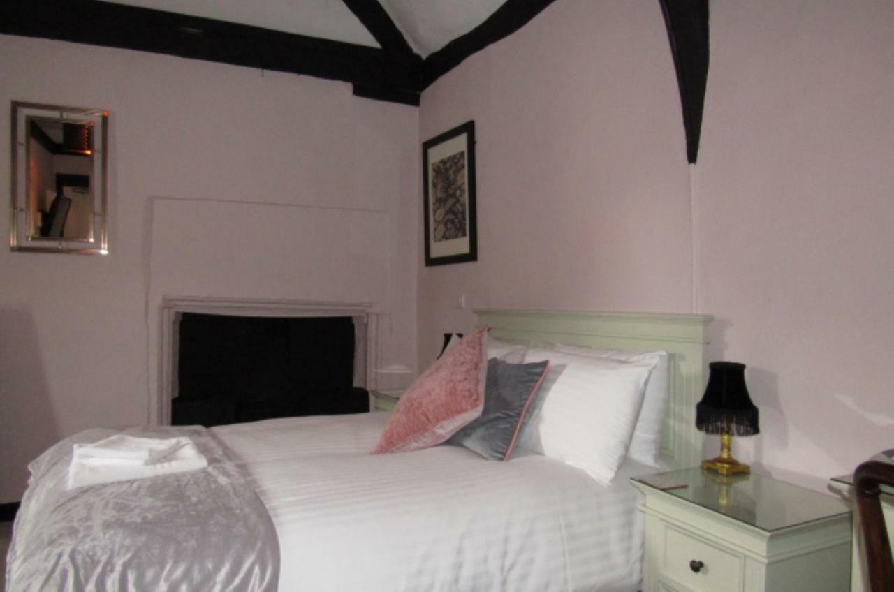 The Old Vicarage Hotel & Restaurant Bridgwater Esterno foto A bedroom at the Old Mill